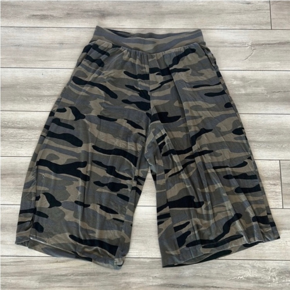 Torrid size 0 camo print wide leg stretchy pants pull on